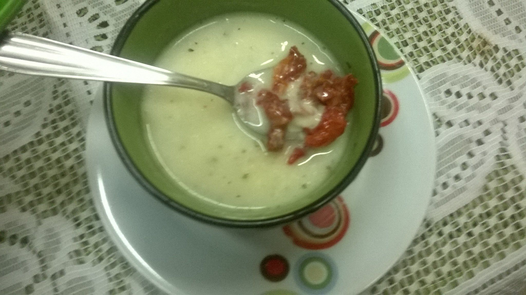 Sopa instantânea de tomate seco, queijo e manjericão