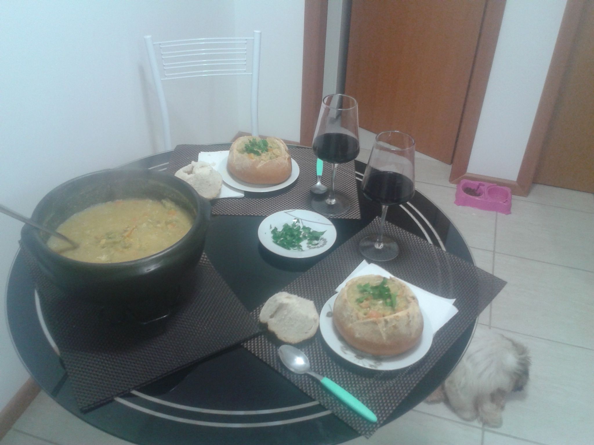 Sopa no pão feita na panela de barro