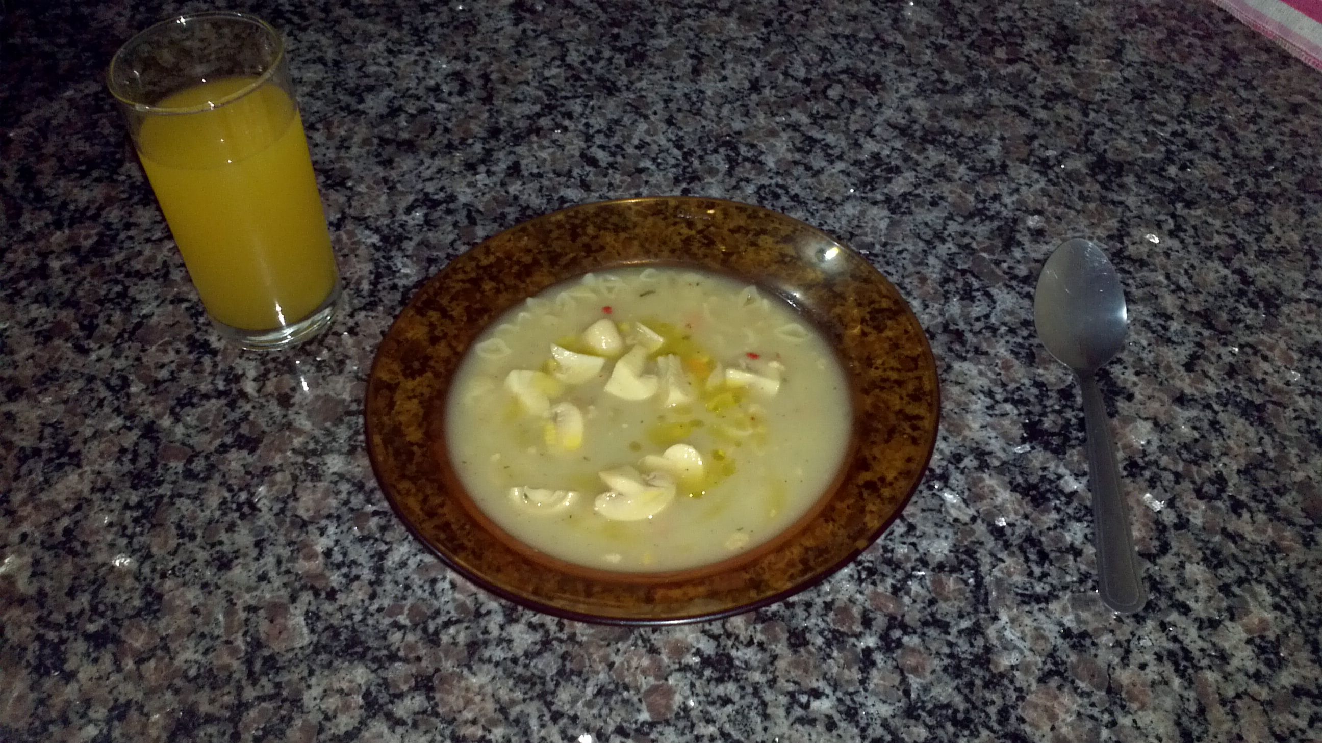 Sopa rápida e cremosa de champignons com legumes