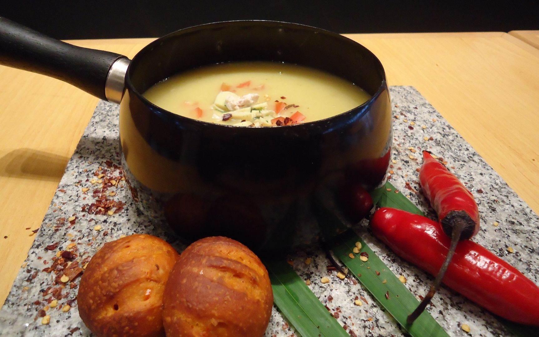 Sopa veloute de frango com champignon paris fresco