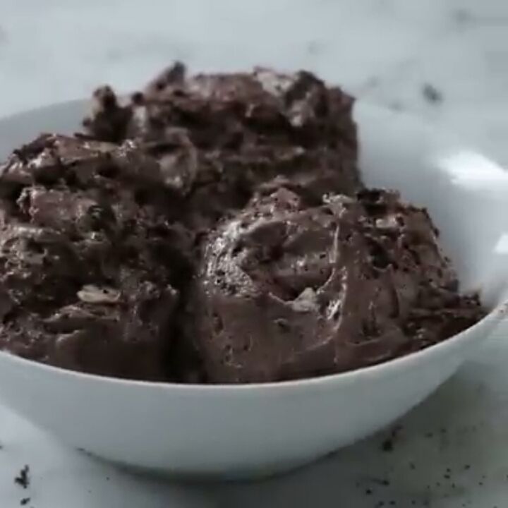 Sorvete de biscoito de chocolate recheado com baunilha