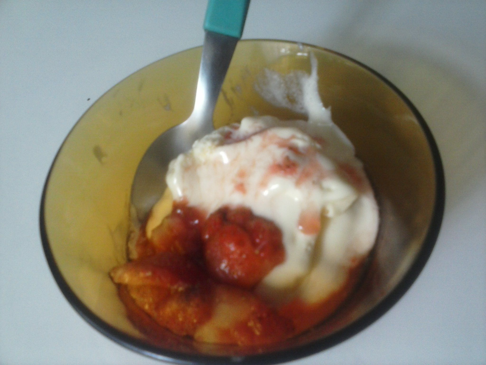 Sorvete de creme com morangos simples