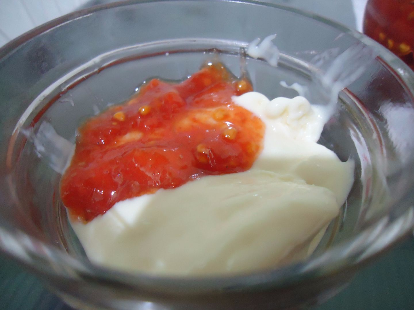 Sorvete de creme simples com calda de goiaba