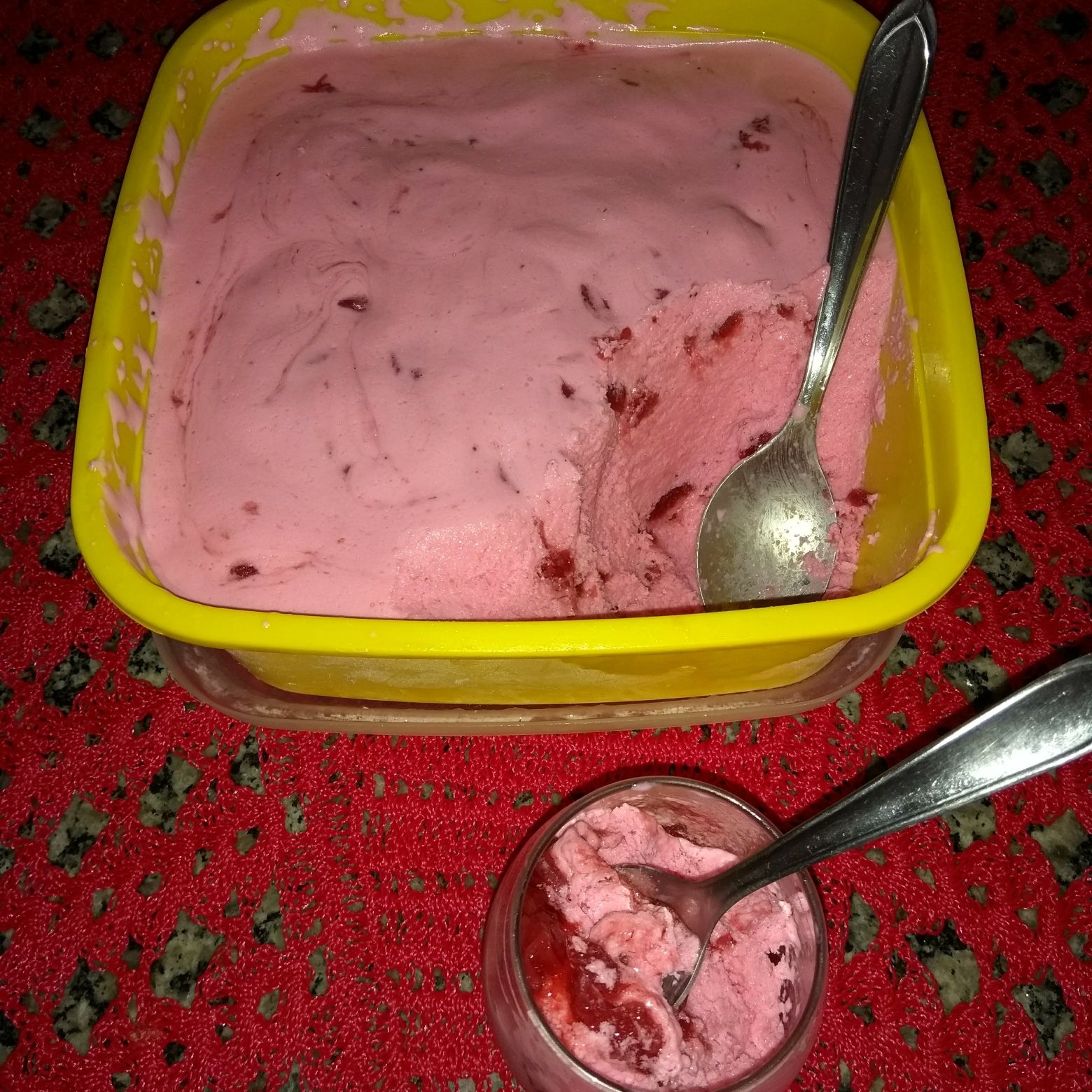 Sorvete de gelatina de morango