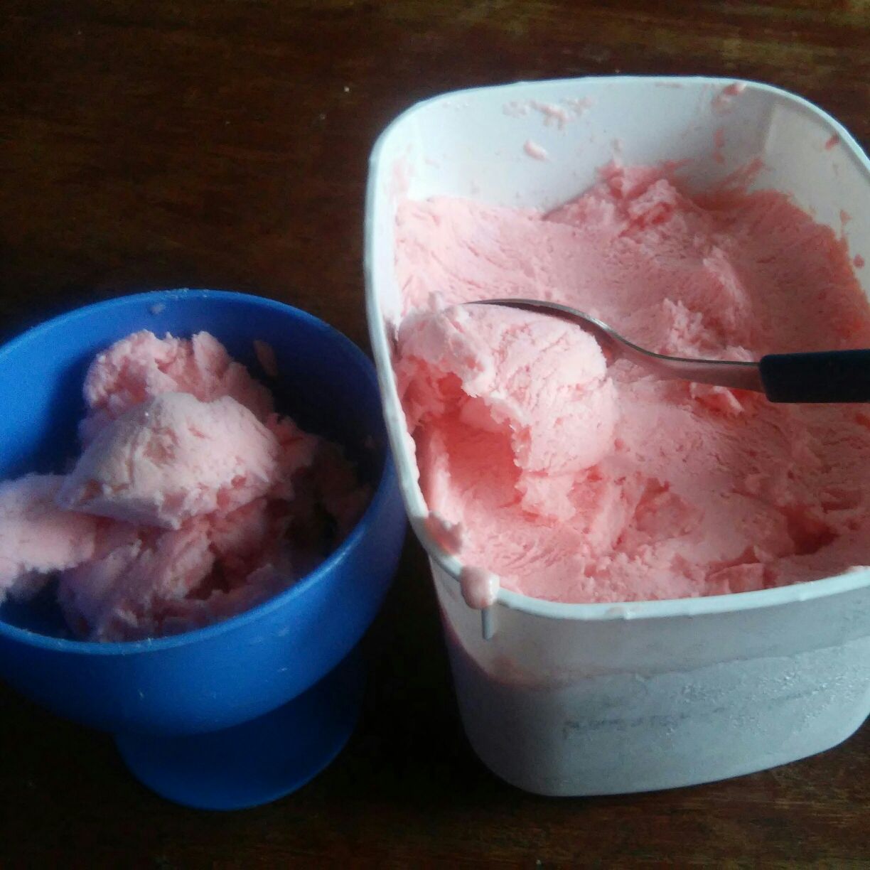 Sorvete de morango com gelatina