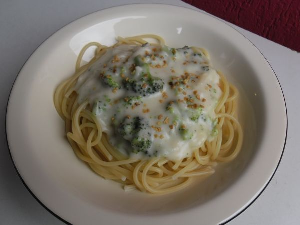 Spaguetti ao molho branco com brócolis