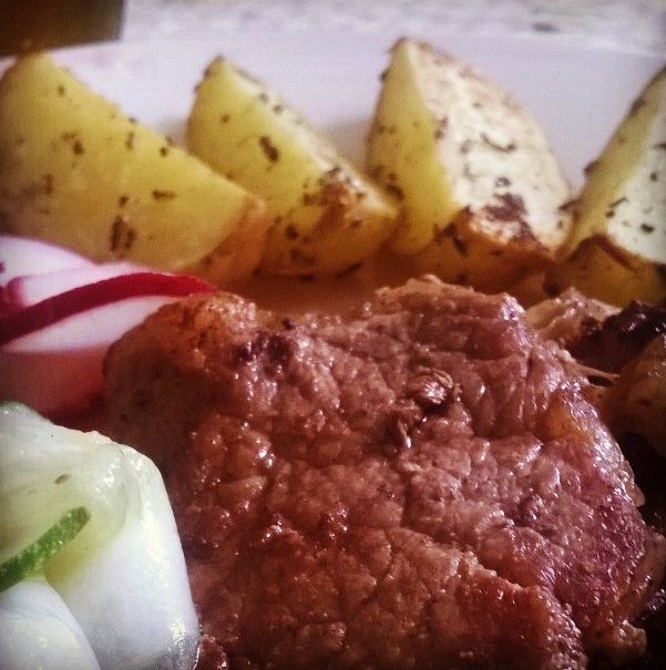 Steak com batatas rústicas