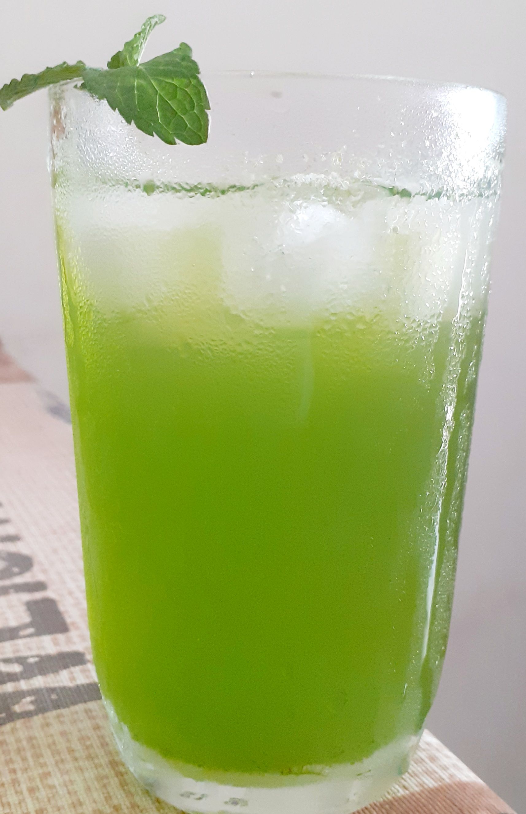 Suco de limão, couve e hortelã