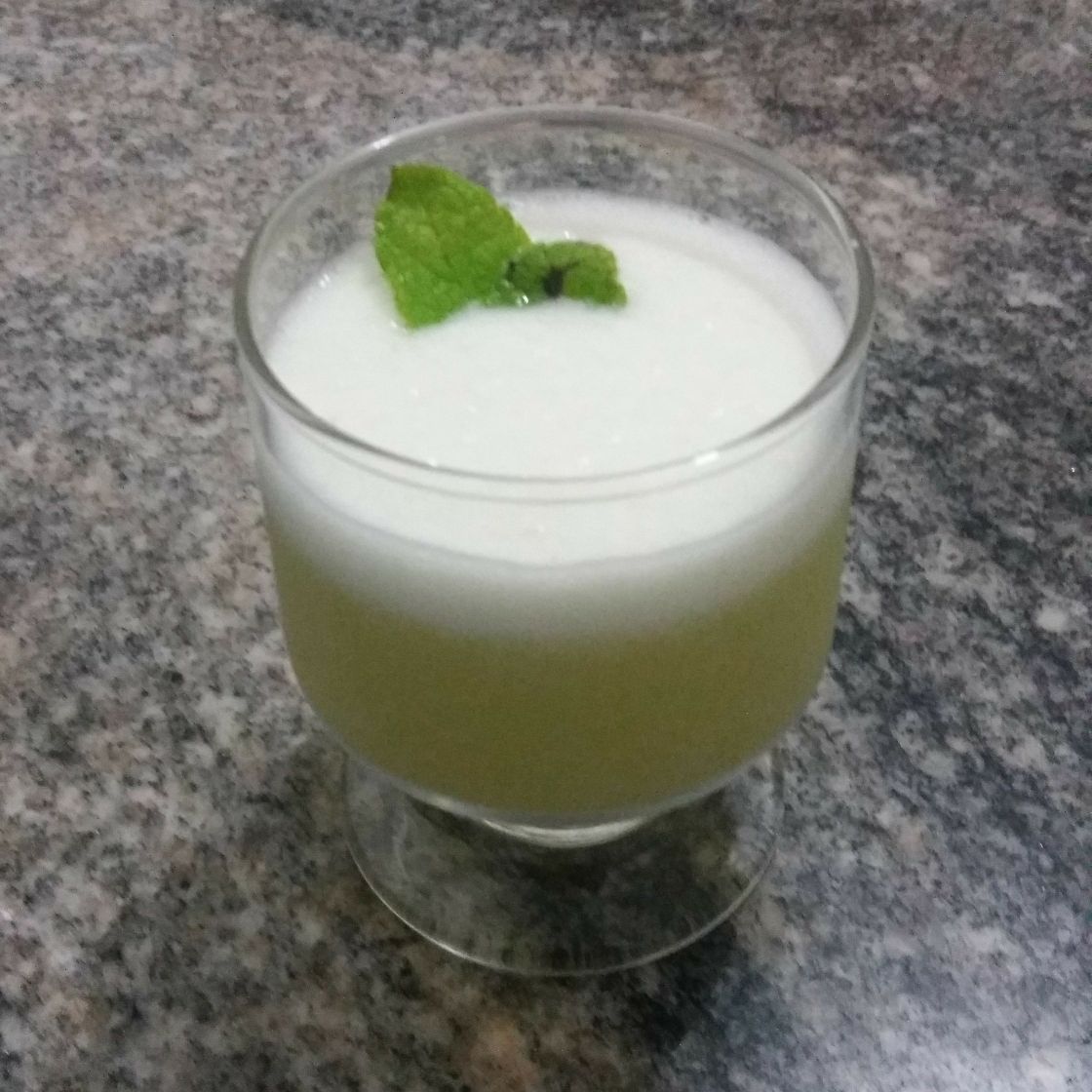 Suco detox de abacaxi com hortelã