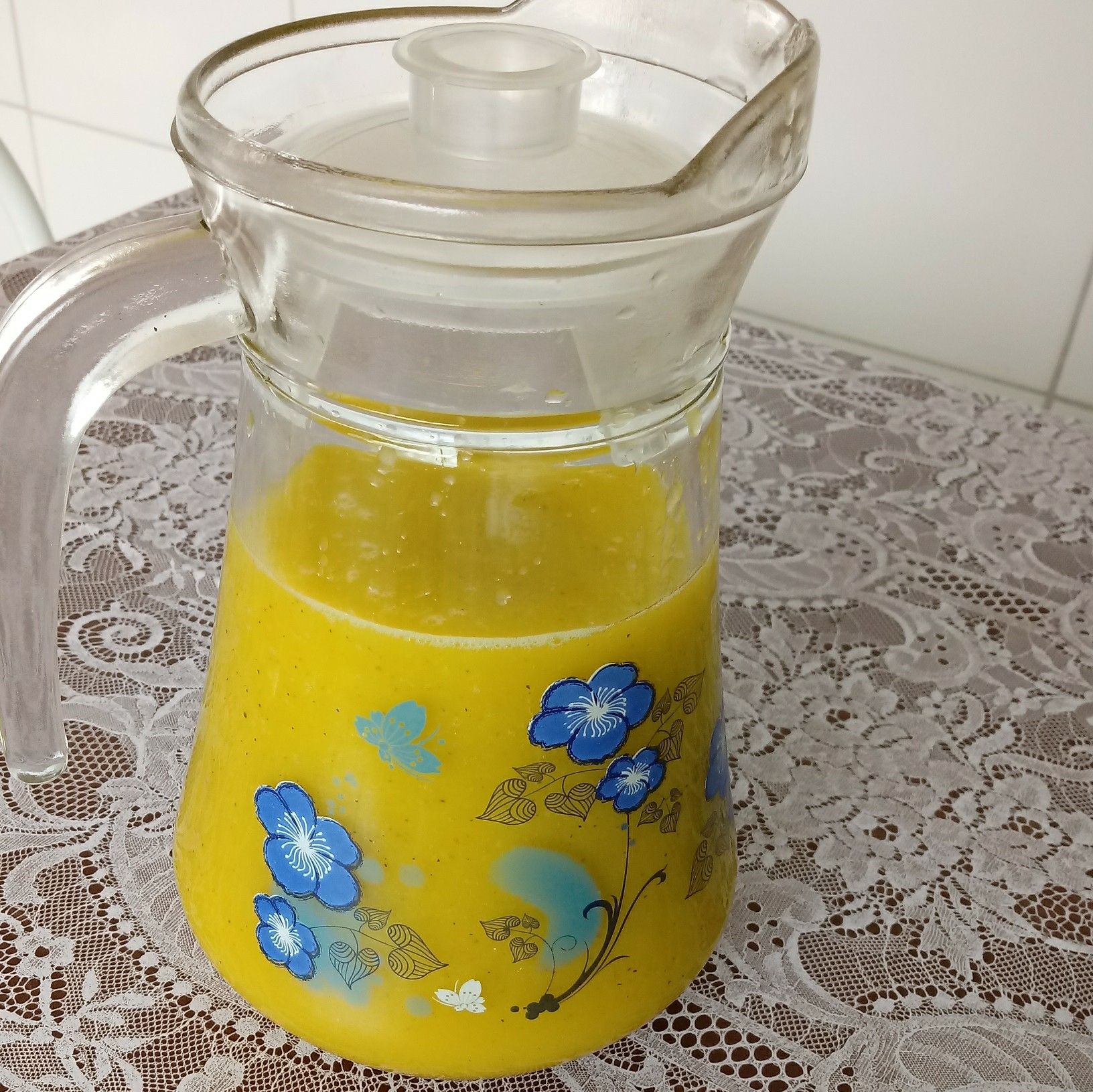 Suco refrescante de manga com kiwi