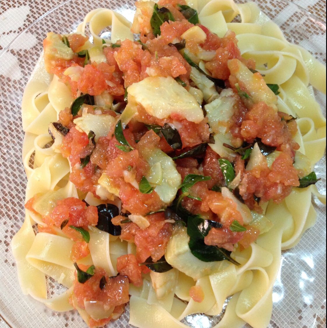 Talharim com tomate picado e fundos de alcachofra