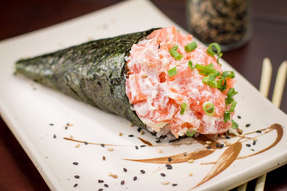 Temaki de salmão com shitake e cebolinha