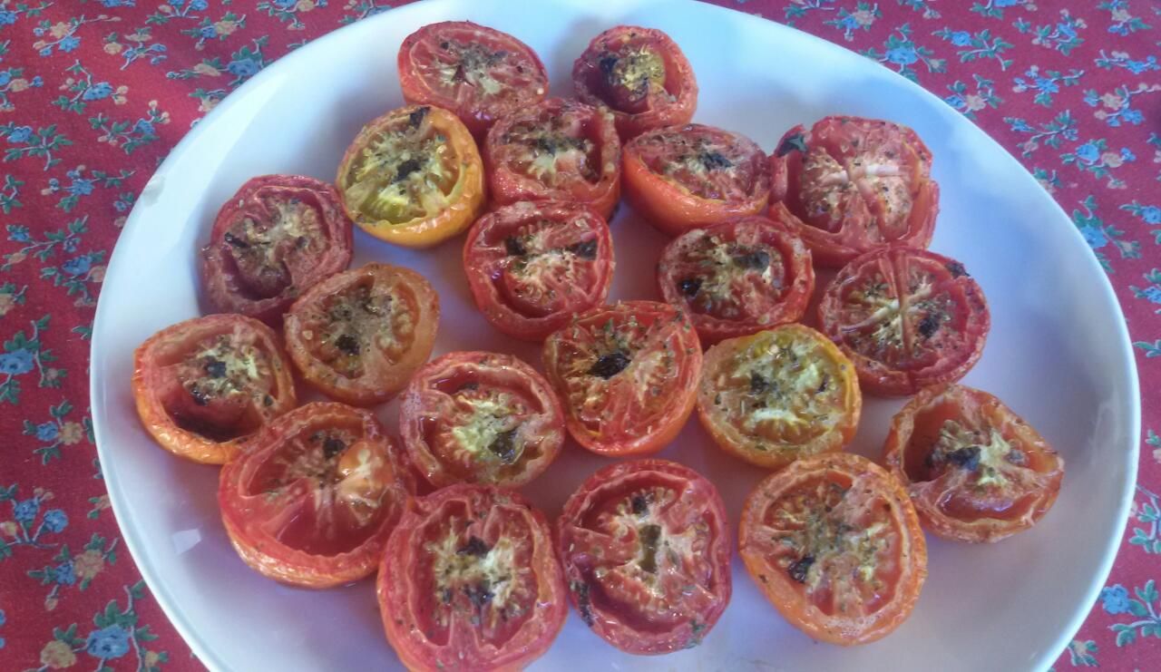 Tomate assado com ervas e azeite