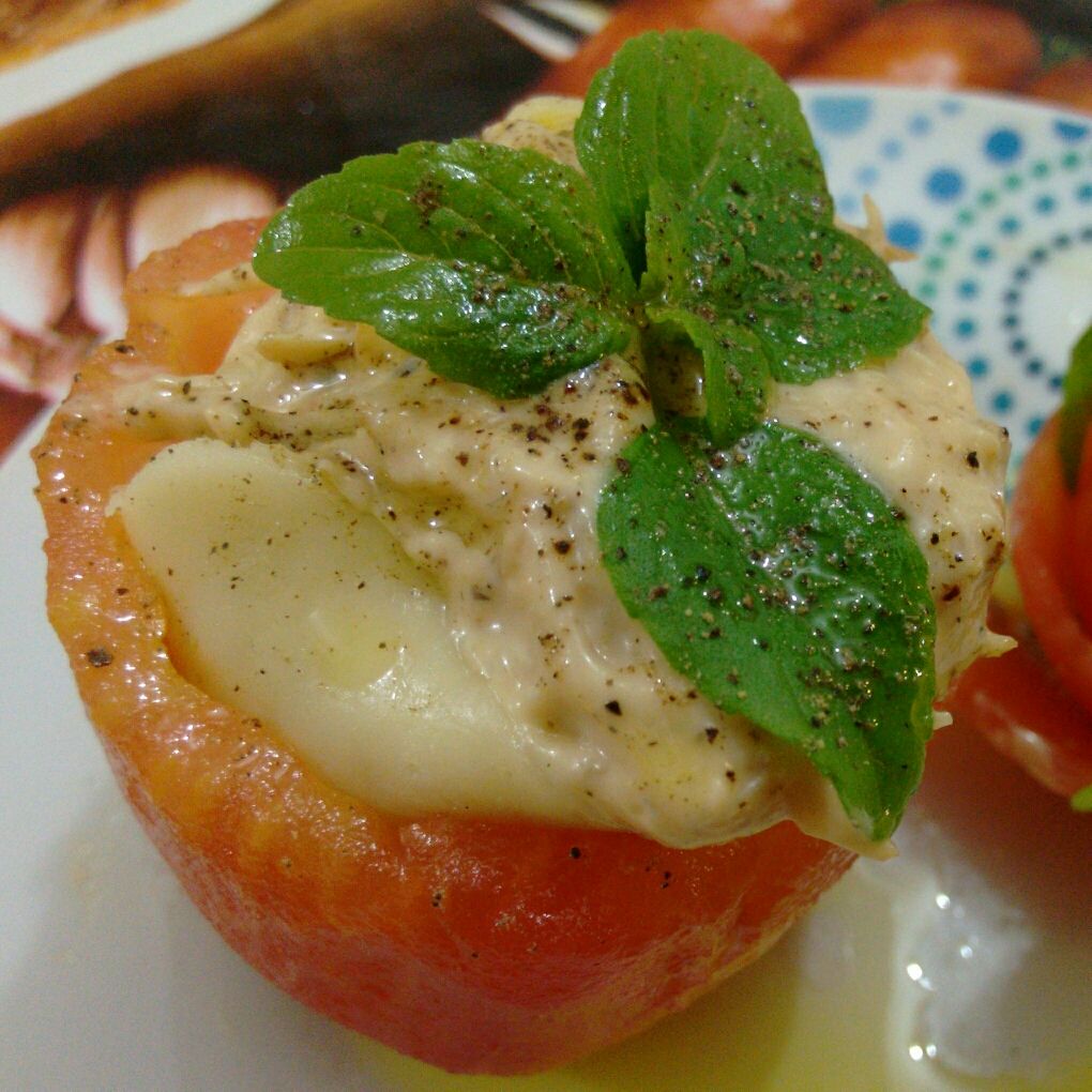 Tomate recheado com patê de frango