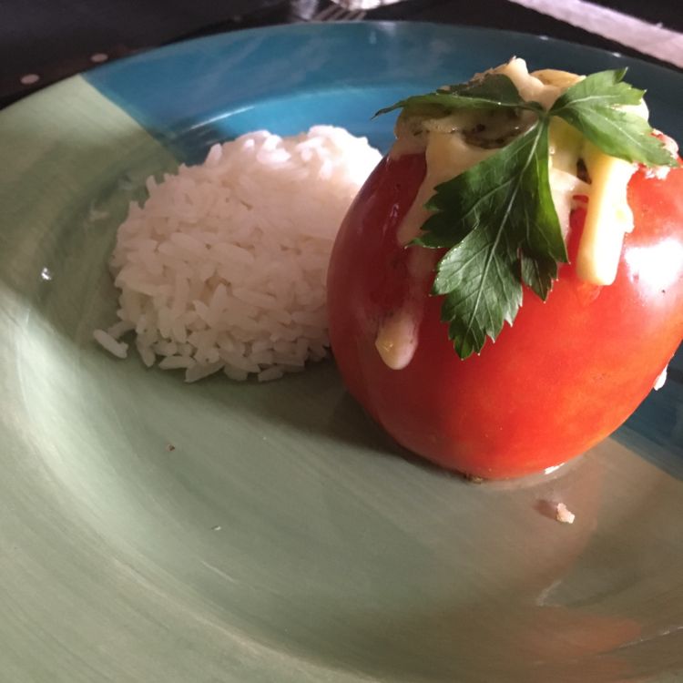 Tomate recheado de atum e queijo