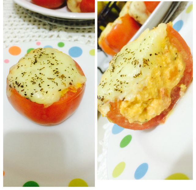 Tomate recheado de frango com requeijão