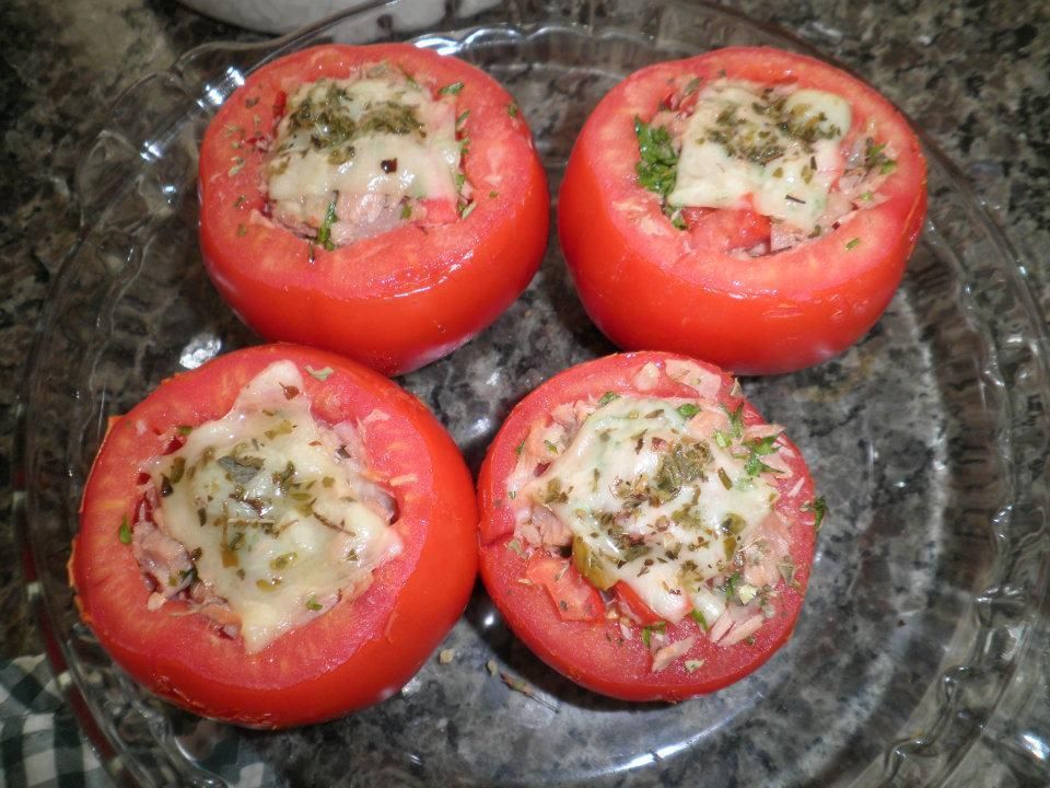 Tomates recheados com atum defumado