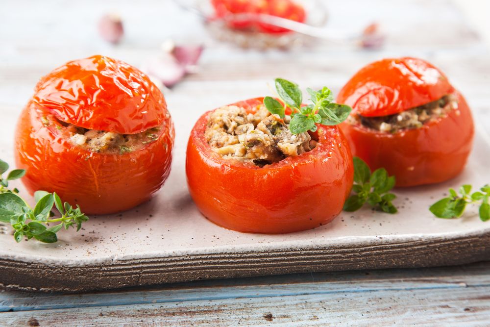 Tomates recheados com carne moída e pimentão