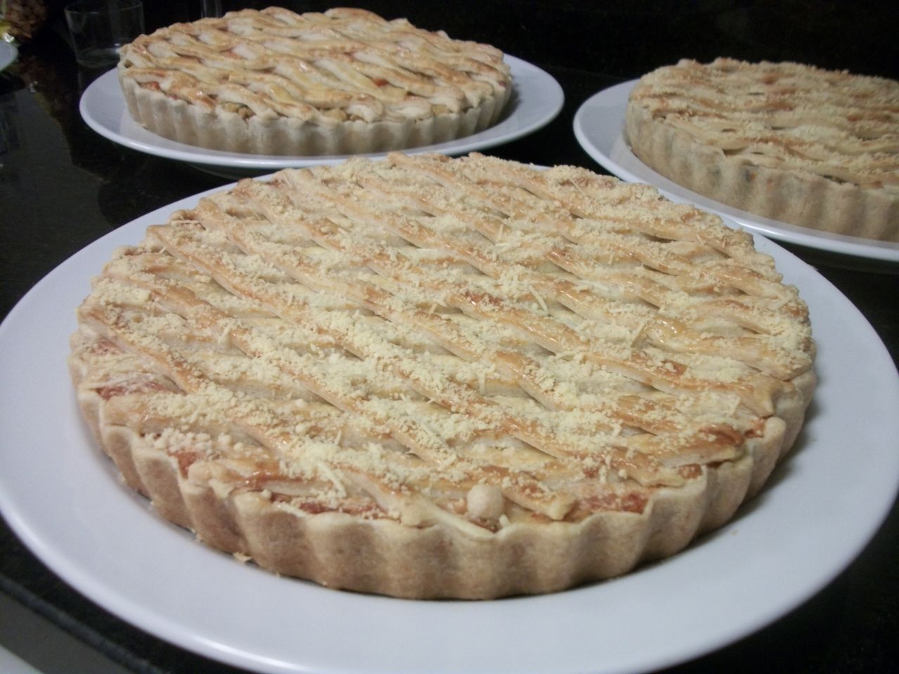 Torta com massa crocante palmito, frango e camarão