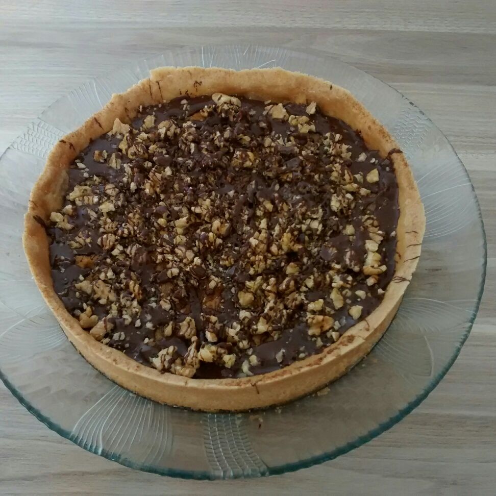 Torta de banana com doce de leite e nozes