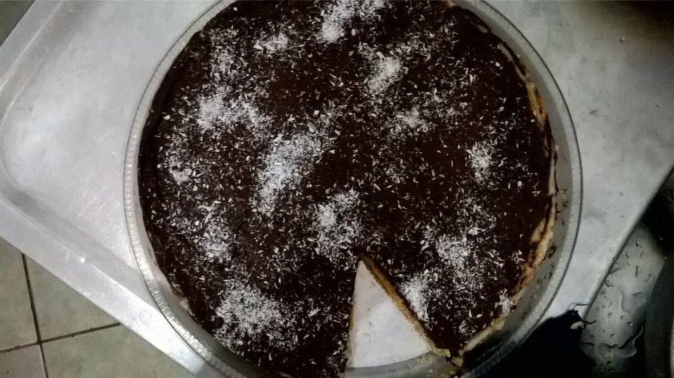 Torta de biscoito com recheio de beijinho e cobertura de chocolate