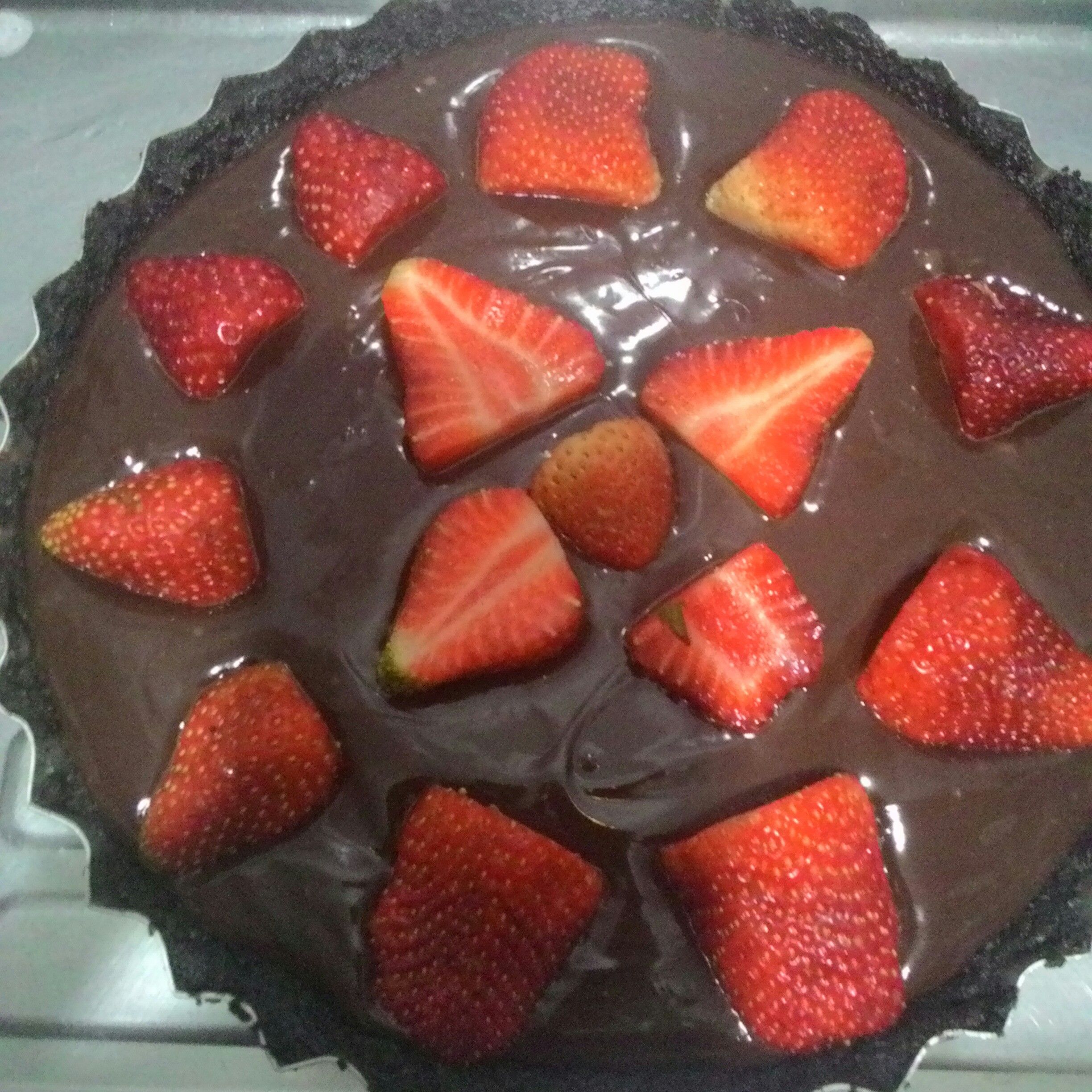 Torta de biscoito de chocolate recheado de baunilha, chocolate e morangos