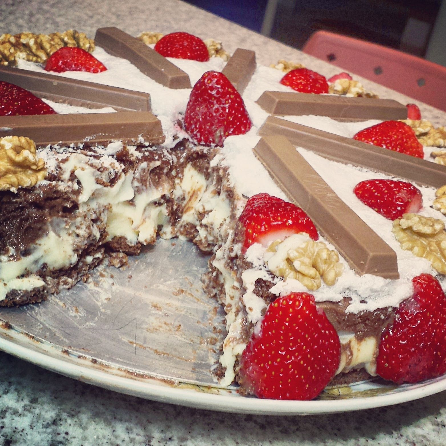 Torta de biscoito wafer coberto com chocolate e morango