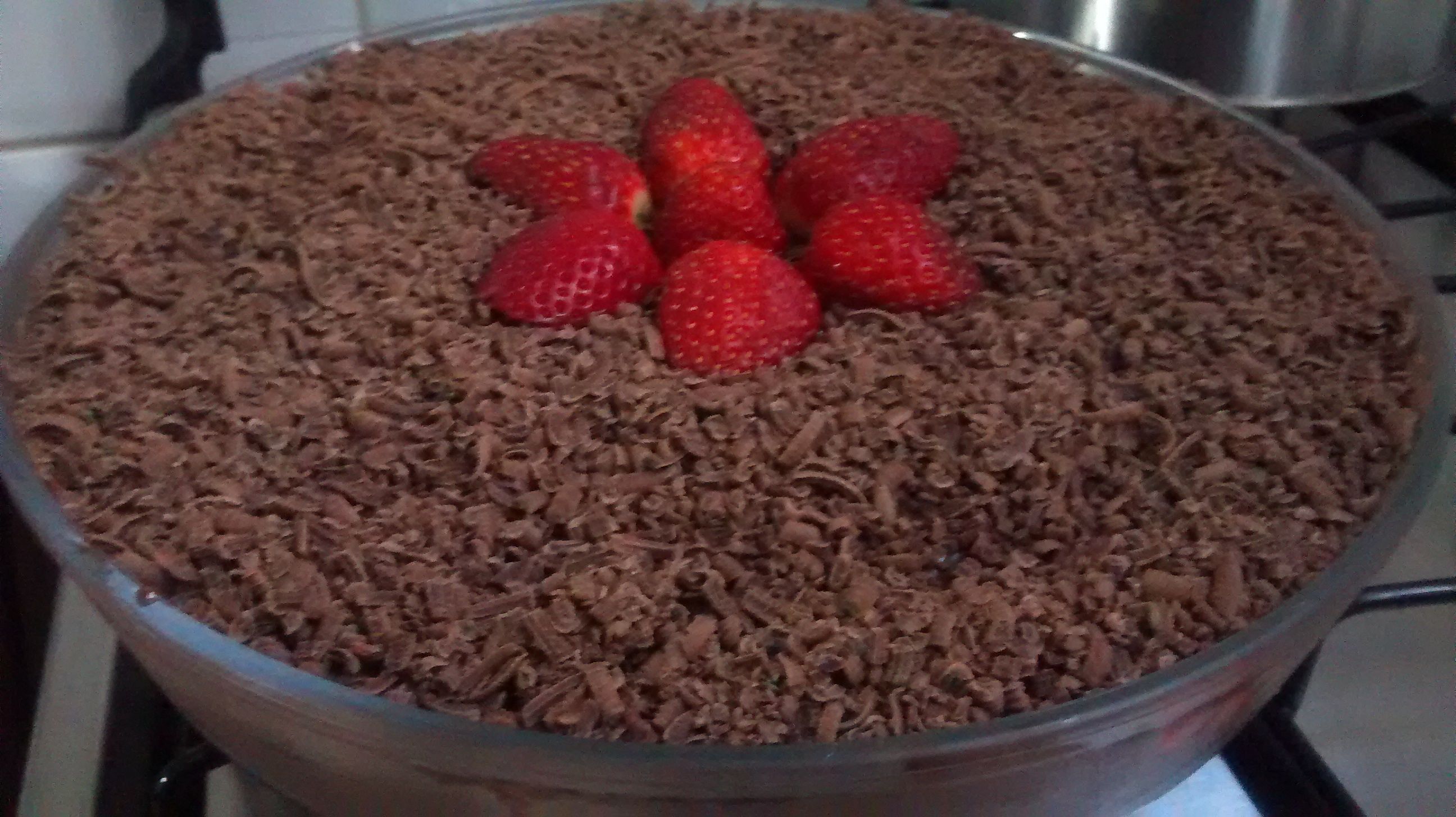 Torta de bolacha de chocolate com morangos