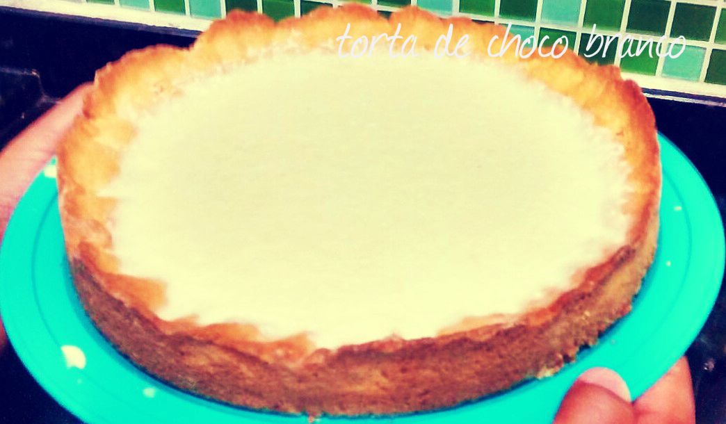 Torta de chocolate branco com coco