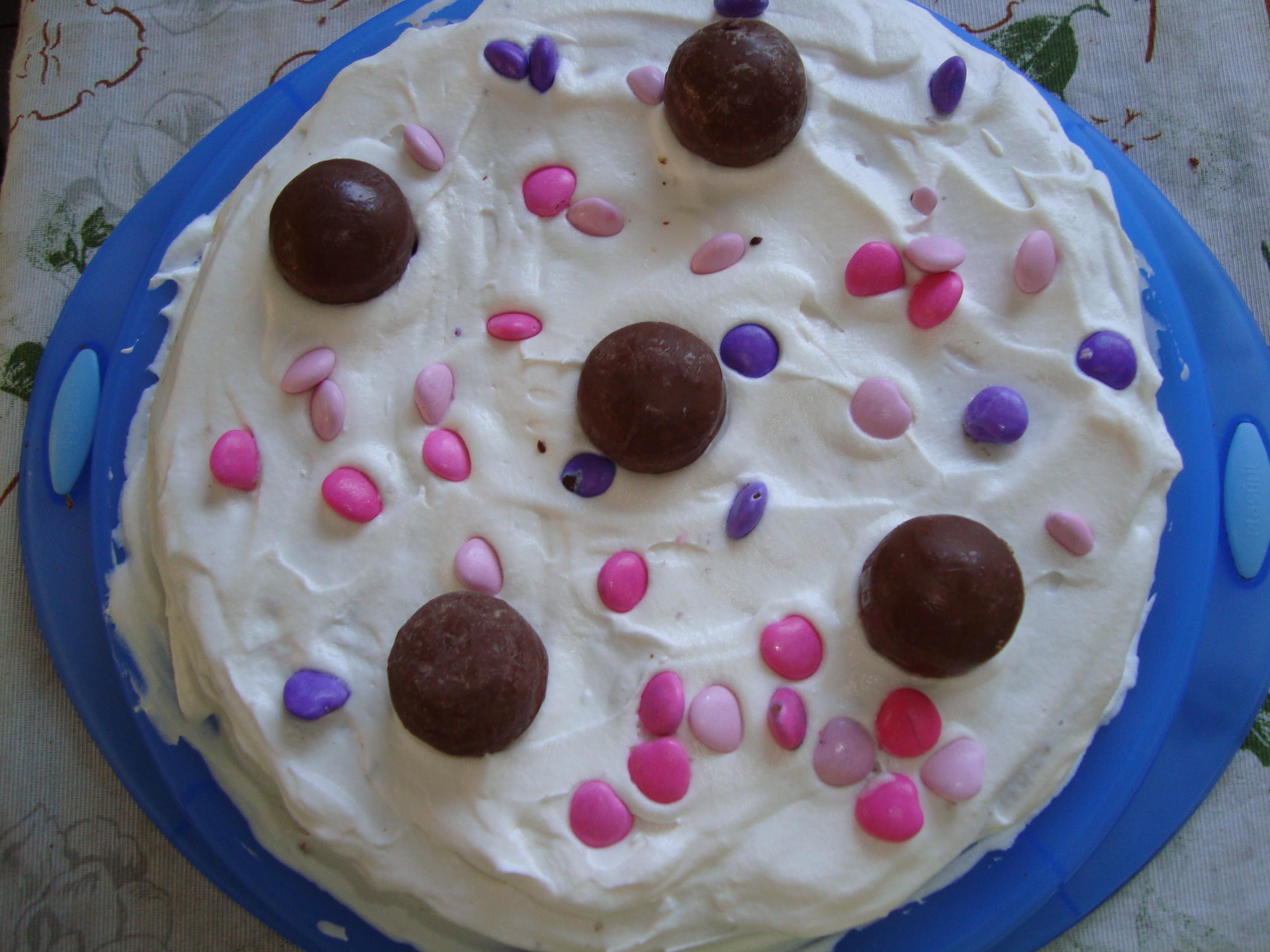 Torta de chocolate com cobertura de chantilly