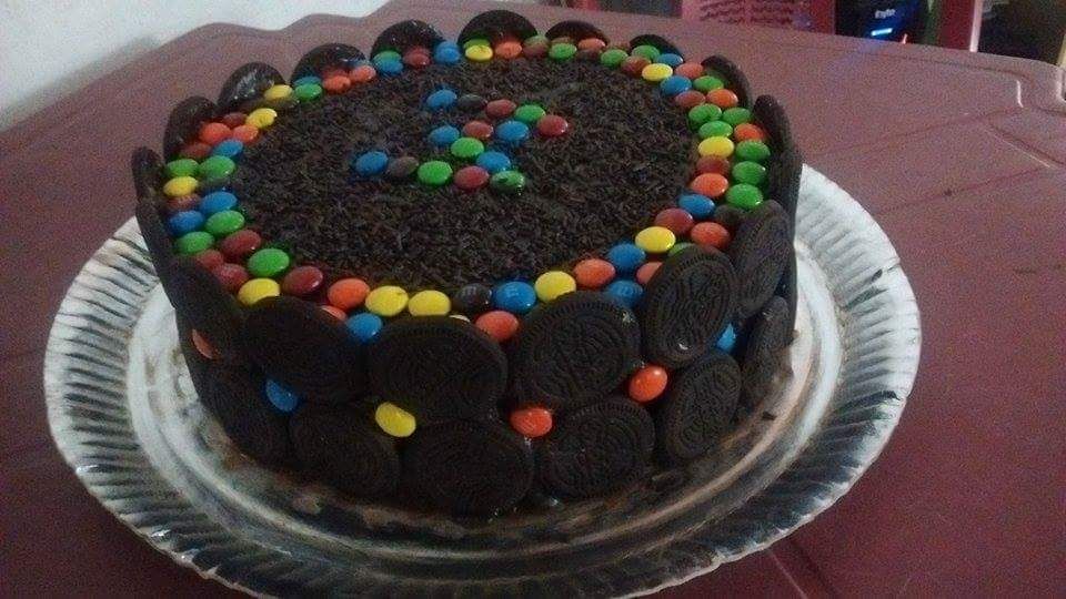 Torta de chocolate com confeitos e biscoito