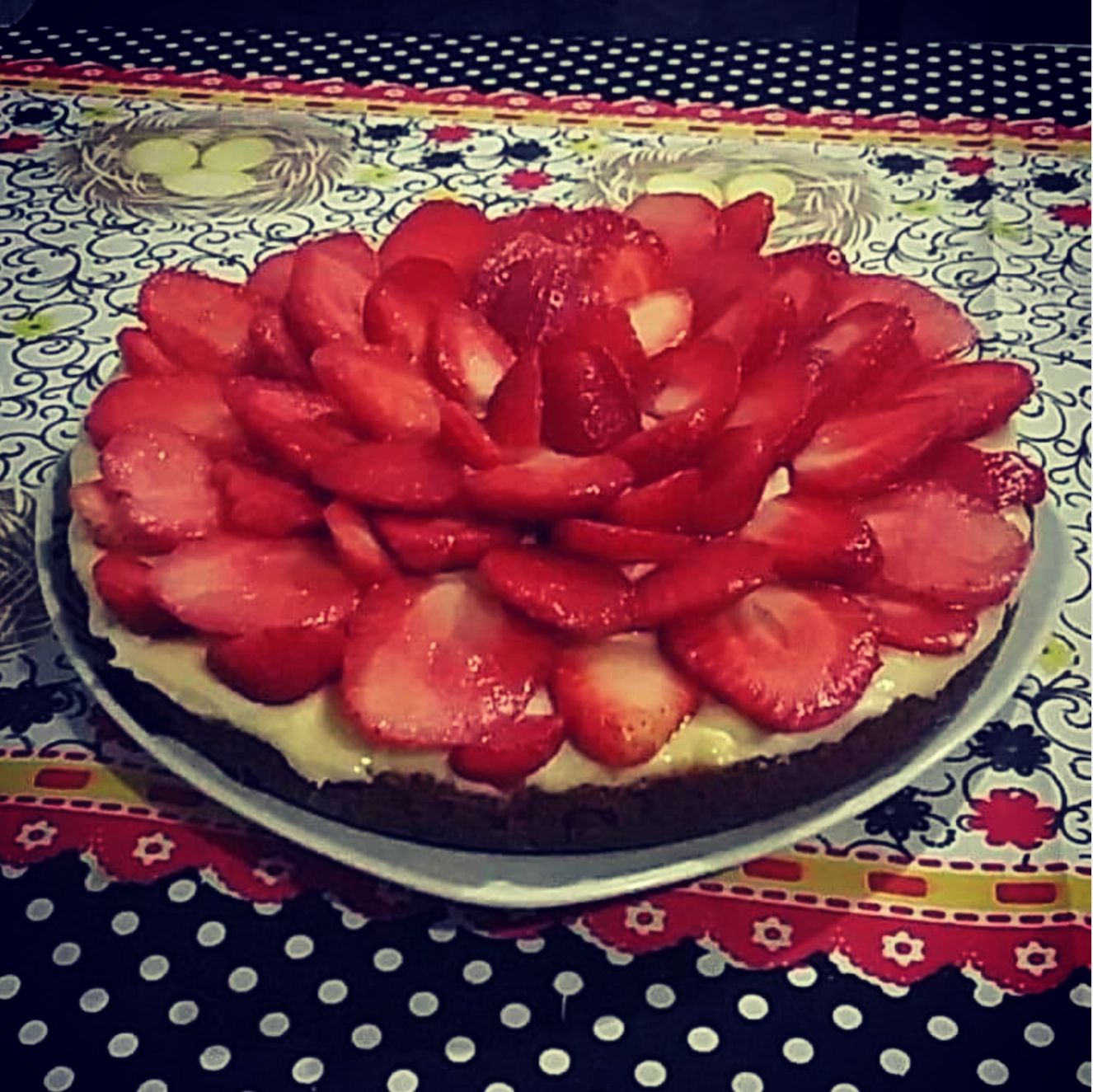 Torta de leite em pó com morangos