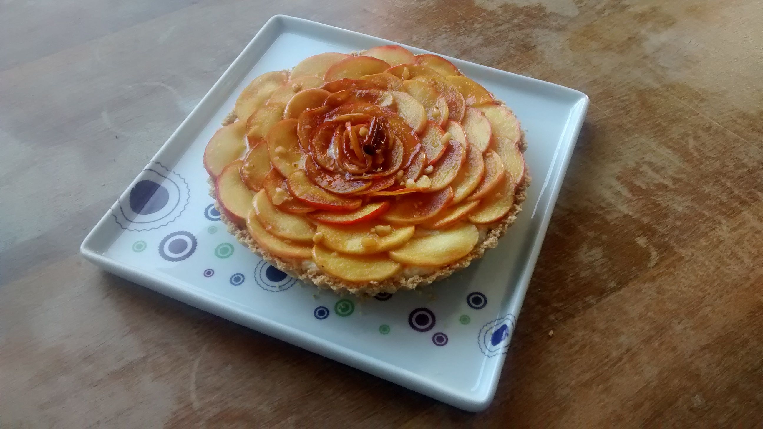 Torta de maçã caramelizada com castanha-do-pará e mousse de leite condensado cozido