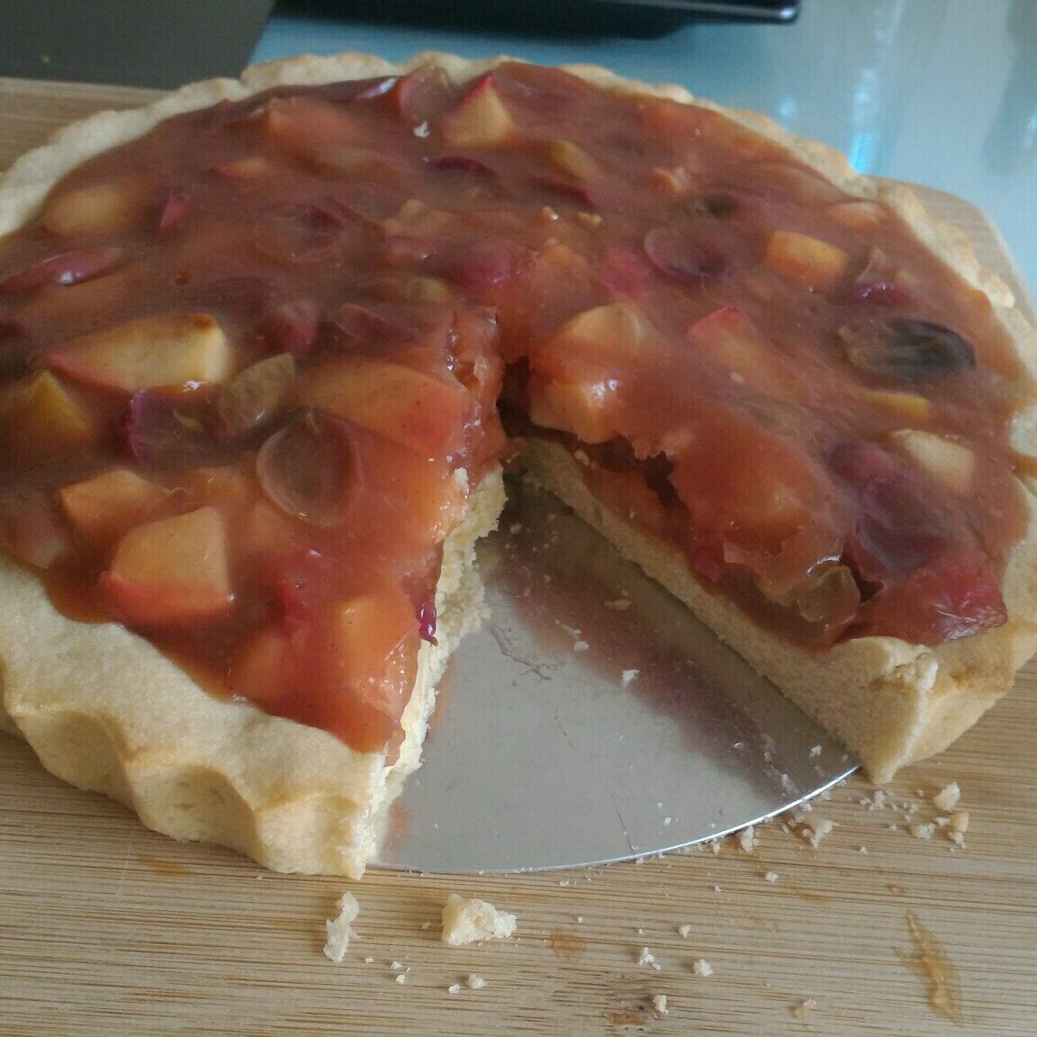 Torta de maçã e uva com suco de laranja