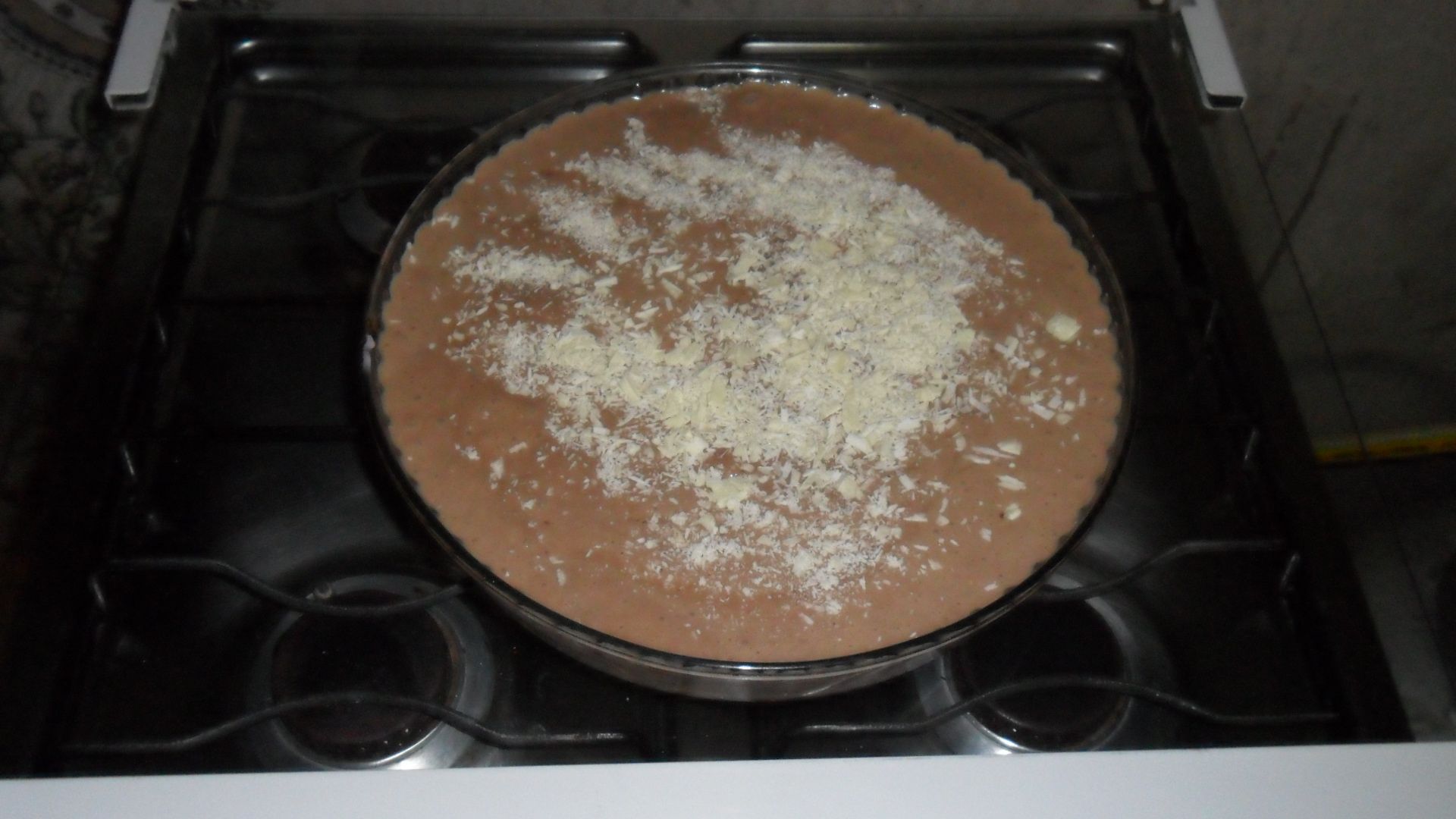 Torta de mousse de chocolate com morango e recheio de merengue de limão