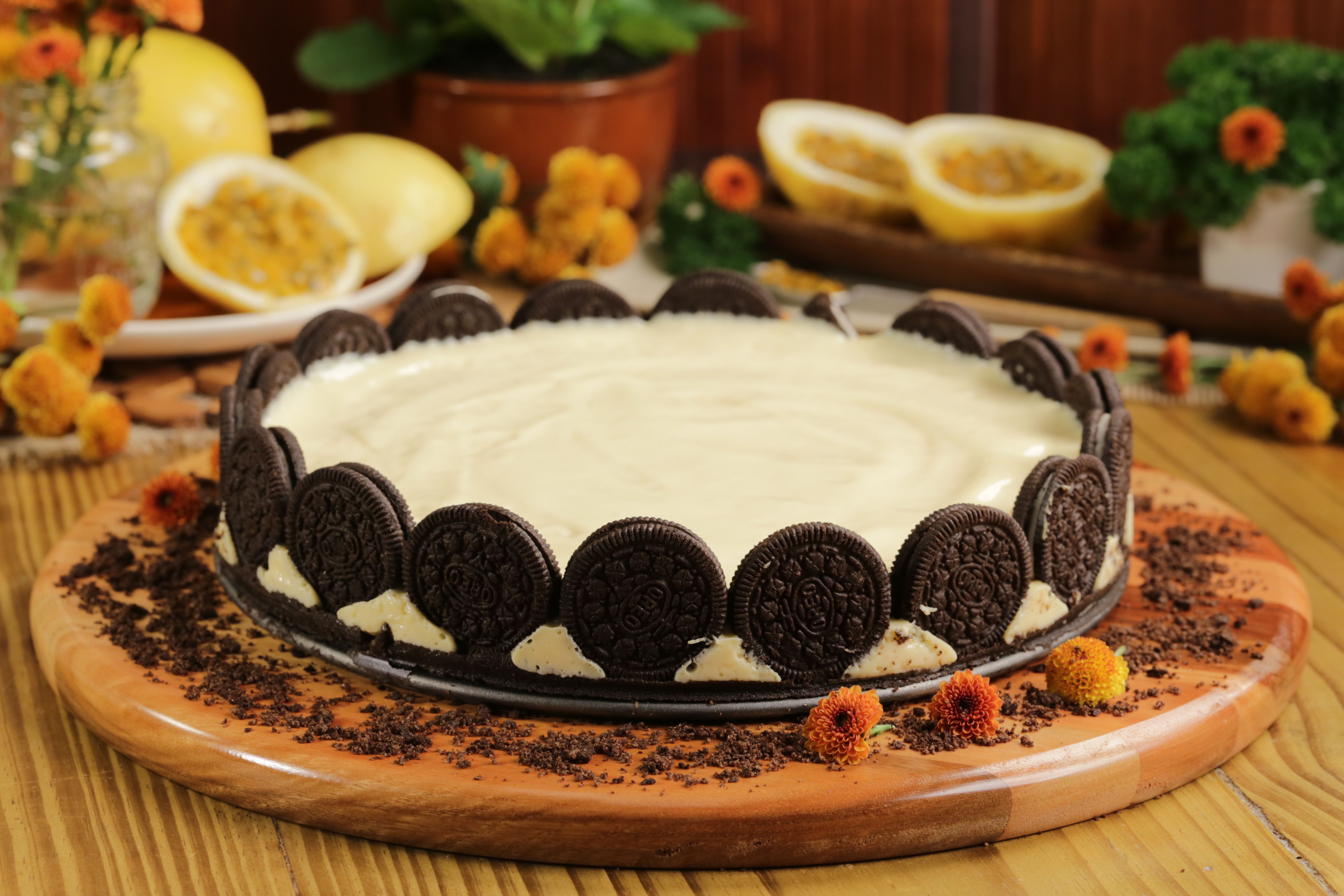 Torta de mousse de maracujá com biscoito oreo