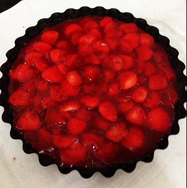 Torta de oreo com chocolate e morangos