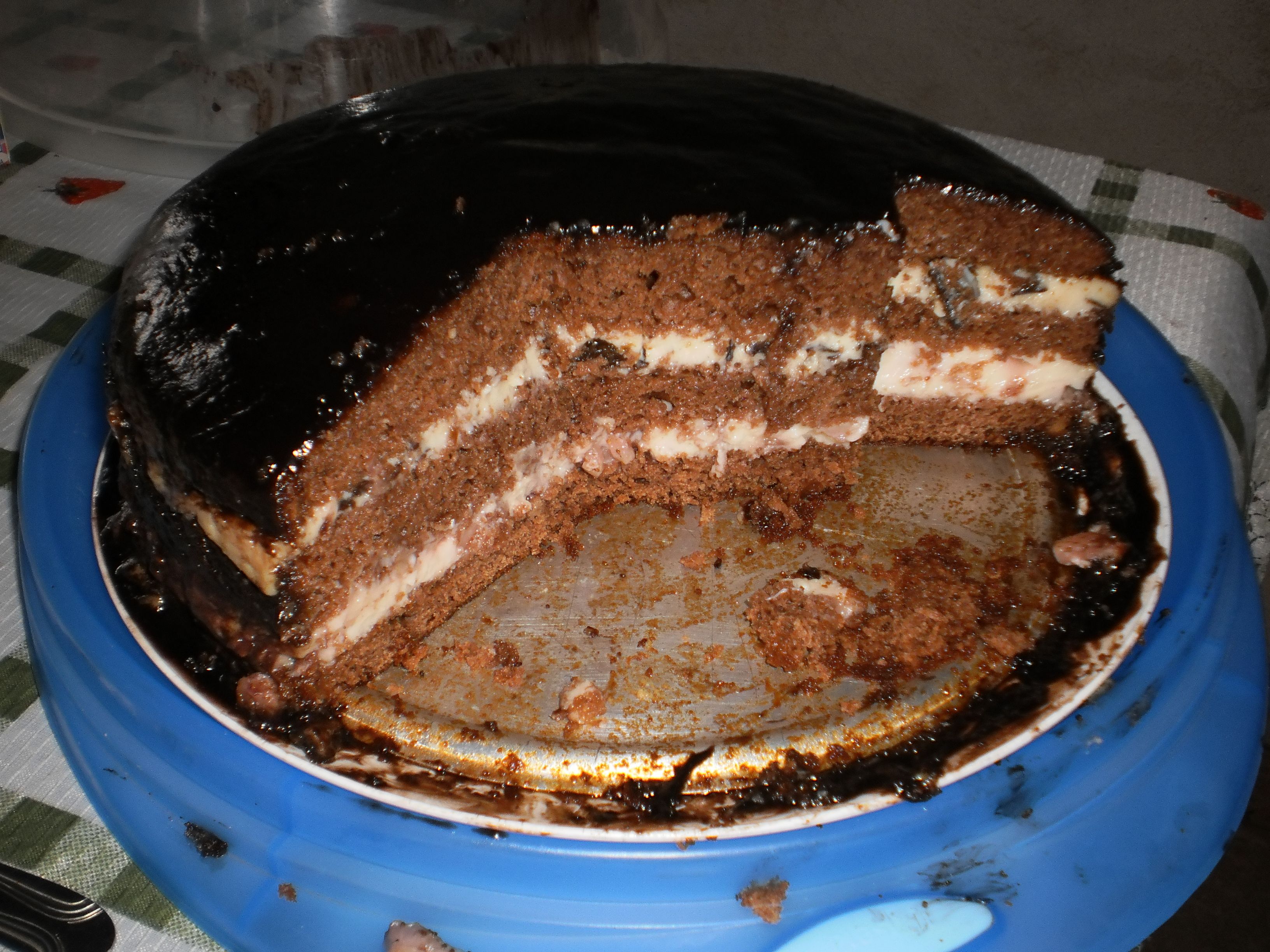 Torta de pão de mel com recheio de morango e ameixa preta