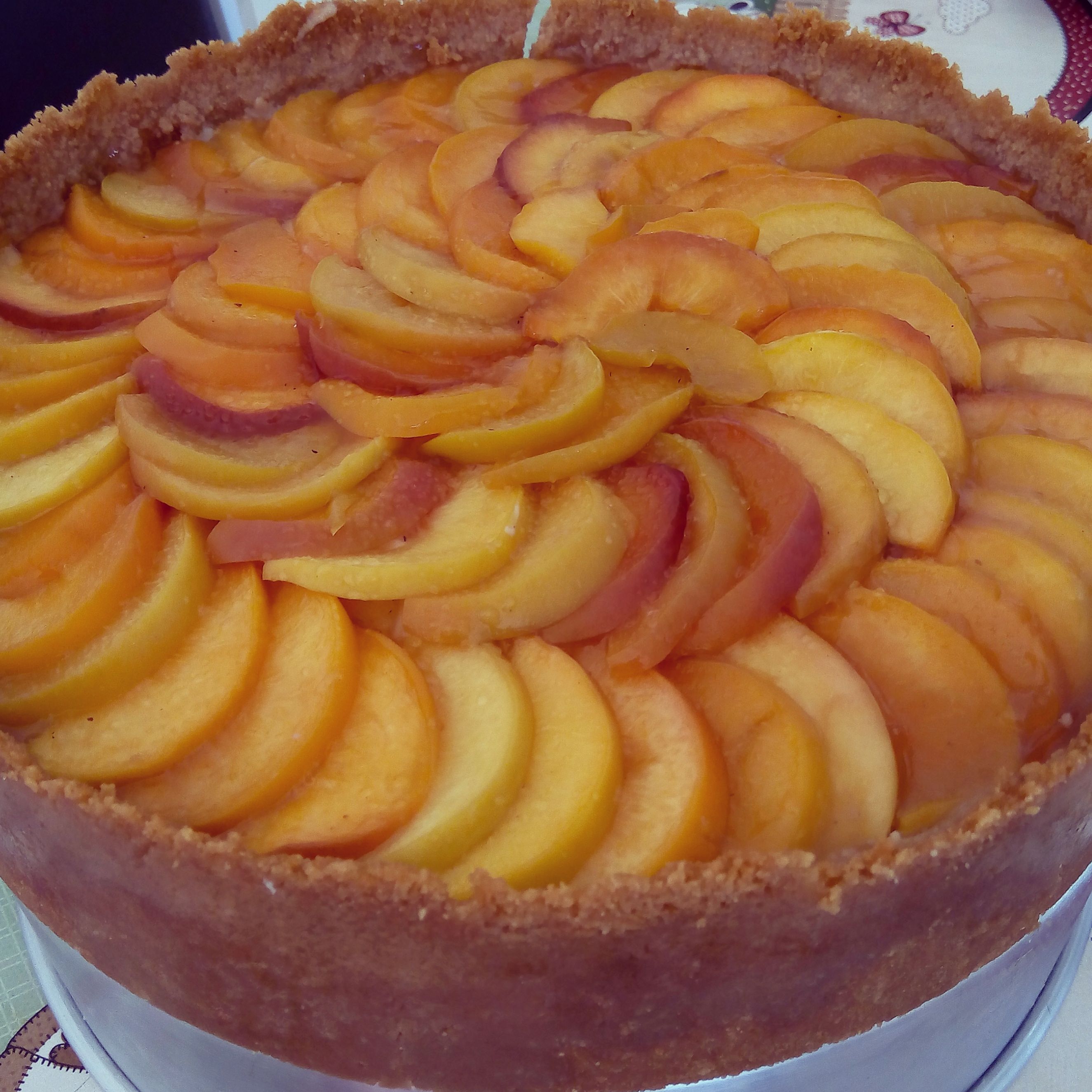 Torta de pêssego com creme pâtissière de cream cheese e massa de bolacha