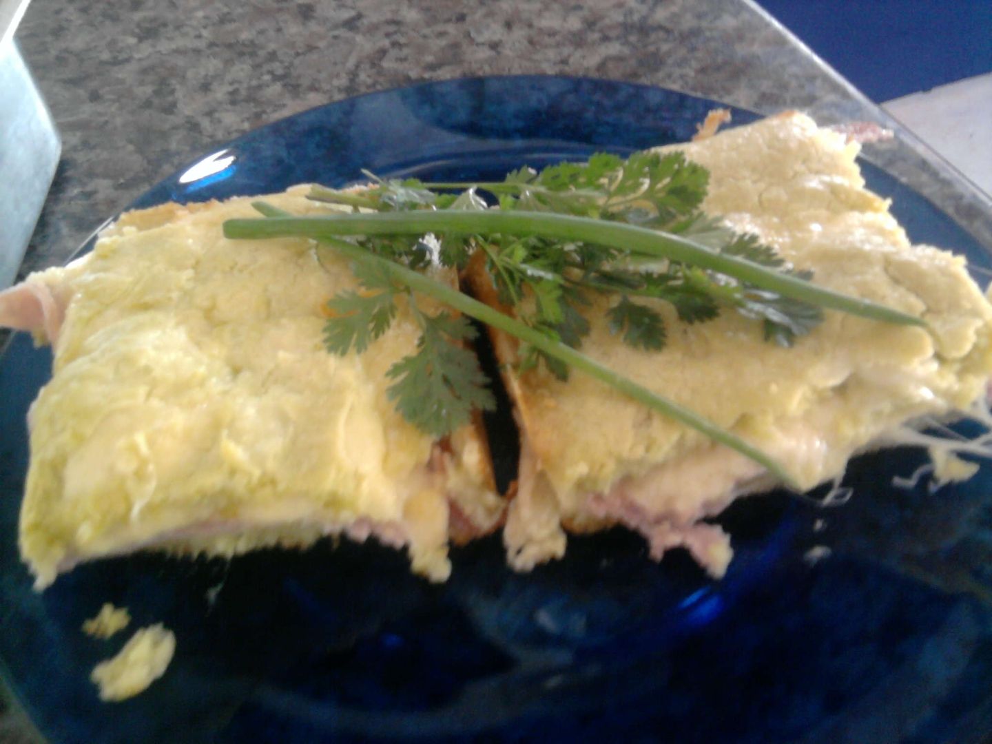 Torta de presunto e queijo com alho e cebola