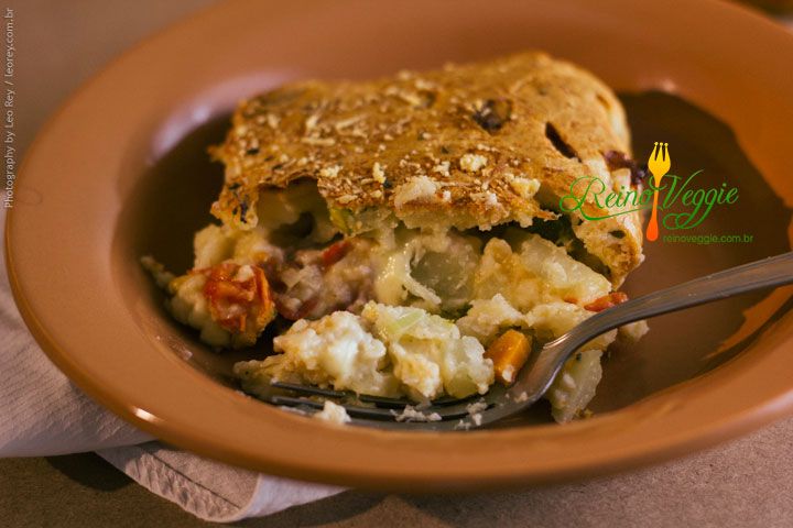 Torta de queijo com batata, aspargos e vegetais variados