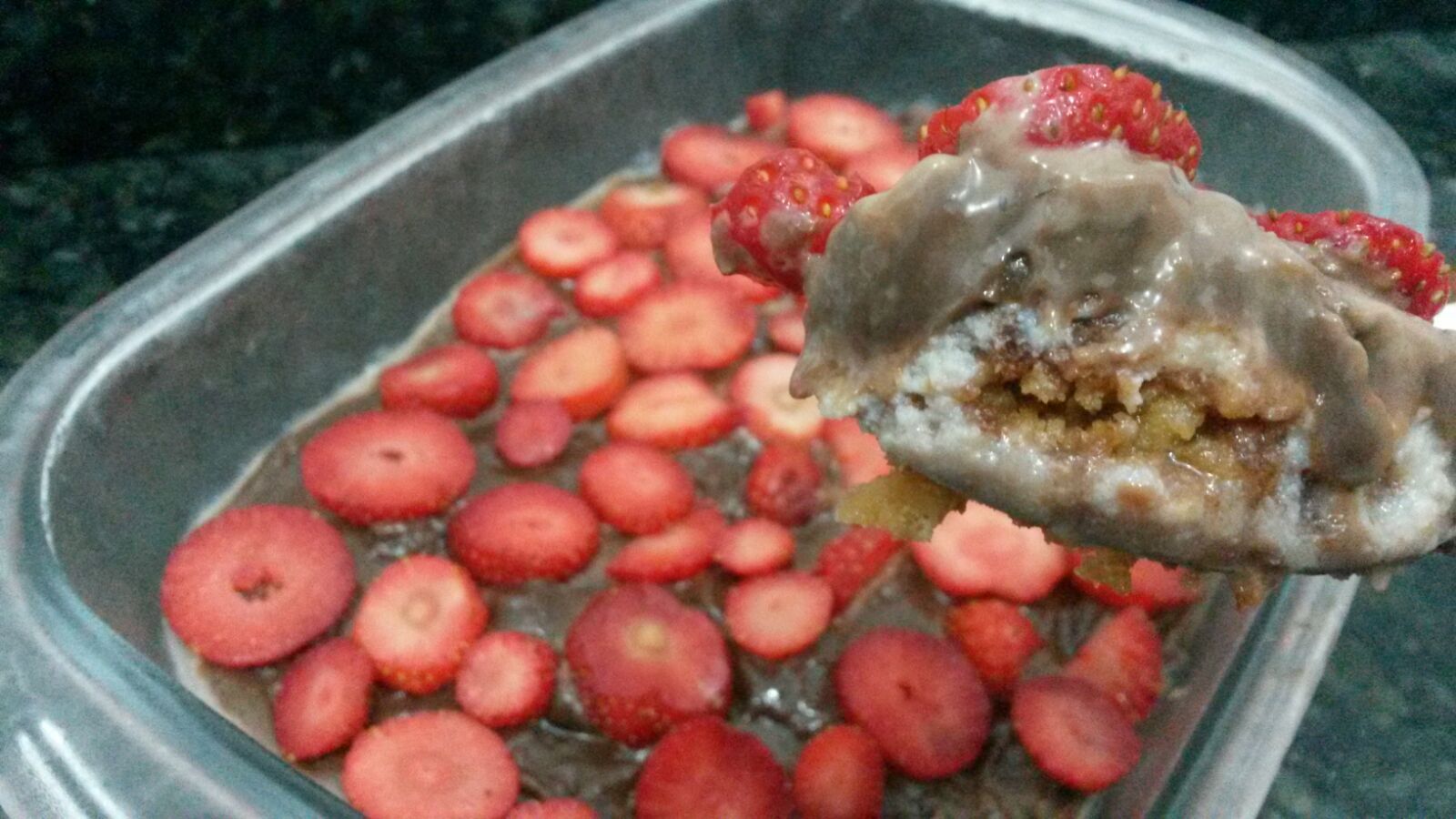 Torta gelada de morango e chocolate com biscoito