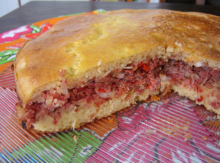 Torta salgada de Calabresa e Palmito