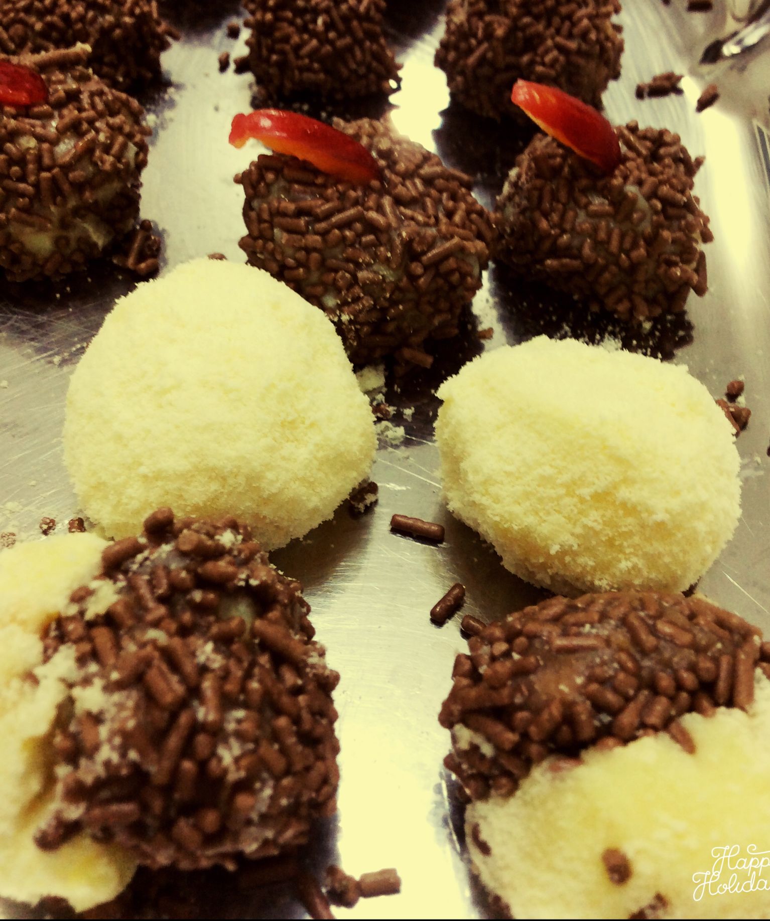 Uma massa e dois doces (beijinho e brigadeiro)