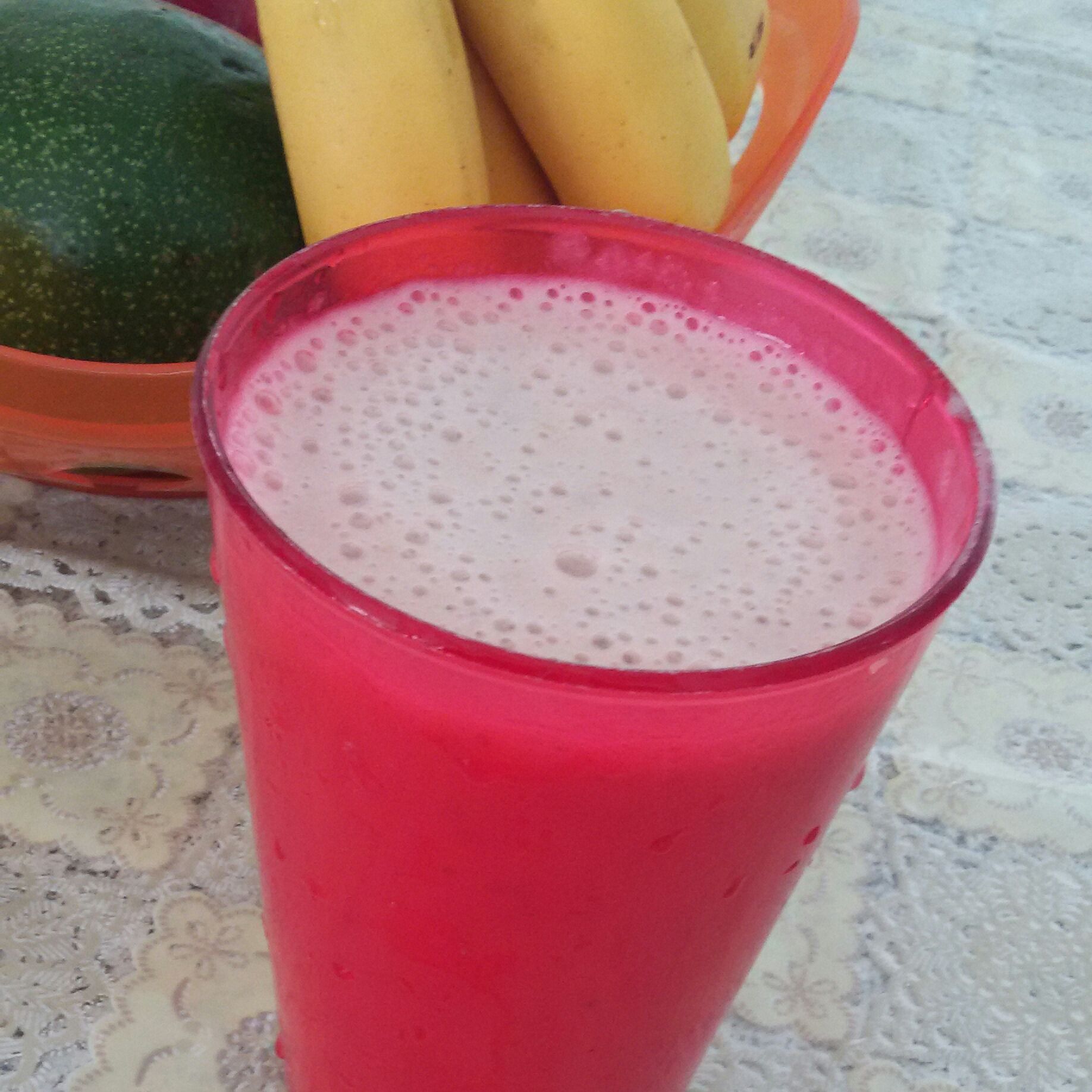 Vitamina de banana com leite e morango