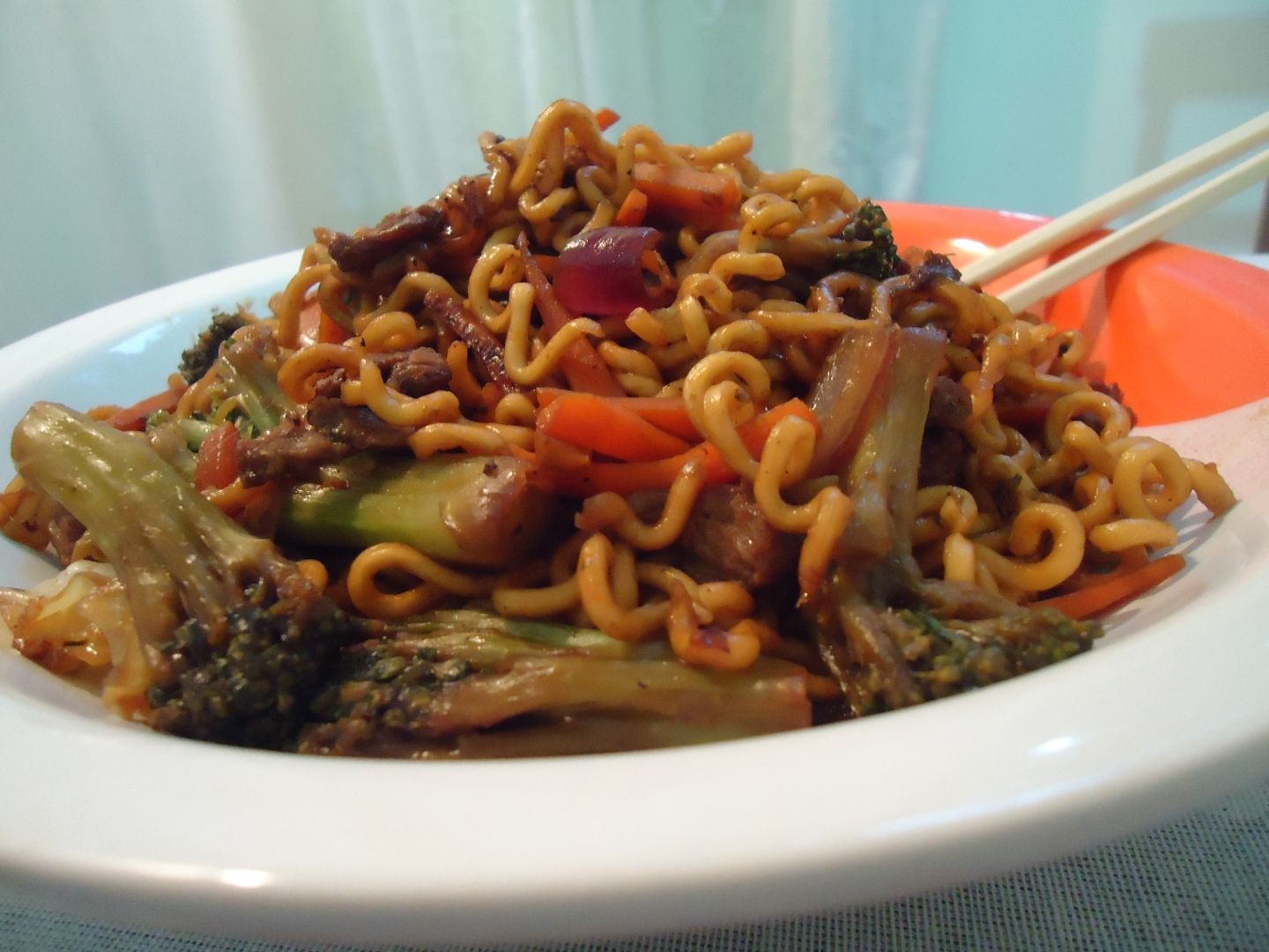 Yakisoba de carne com marcarrão lámen