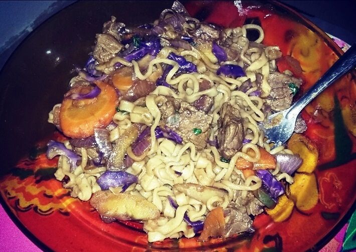 Yakisoba de miojo simples