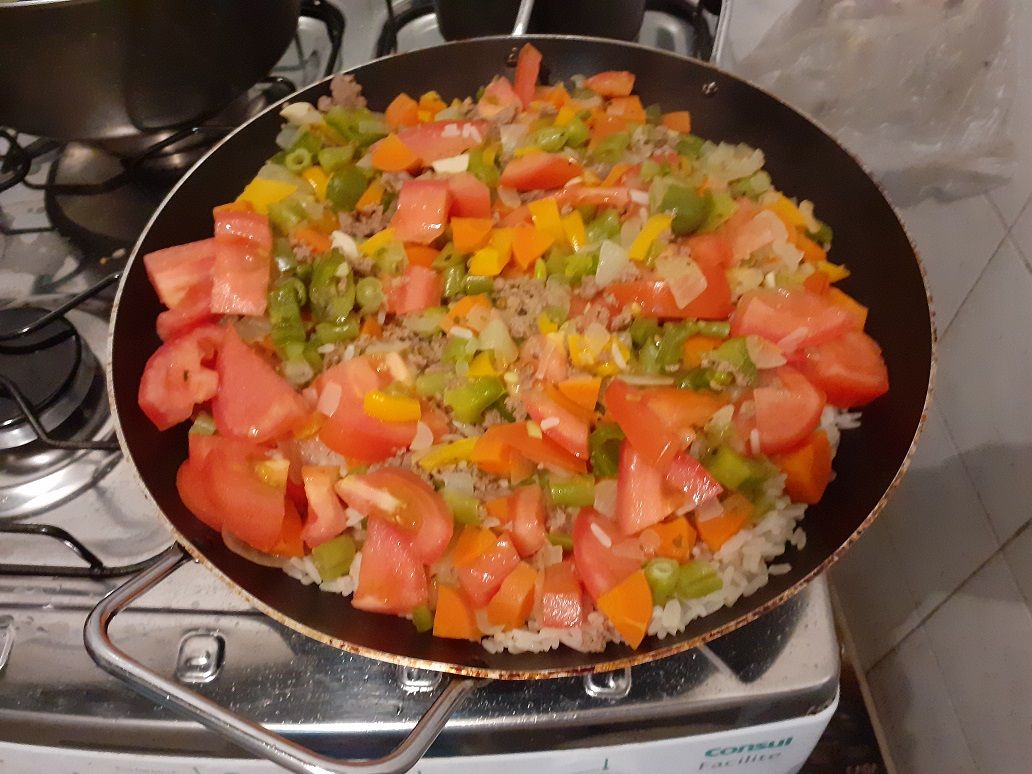 Arroz de frigideira com carne moída e legumes