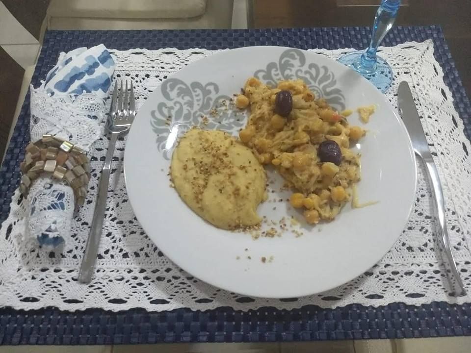 Bacalhau desfiado com grão de bico