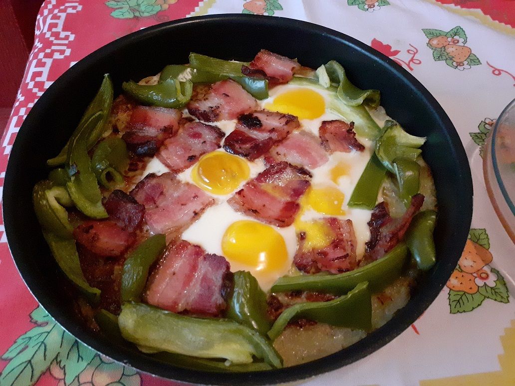 Batata de frigideira com bacon e ovo